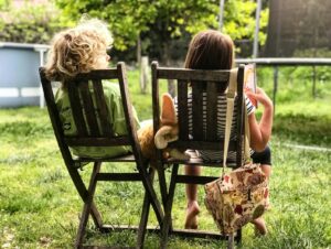 deux enfants assis sur des chaises
