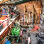 Atelier en brique rempli d'outils de jardinage et de bricolage
