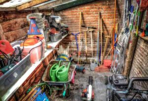 Atelier en brique rempli d'outils de jardinage et de bricolage