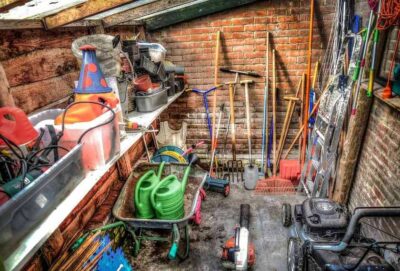Atelier en brique rempli d'outils de jardinage et de bricolage