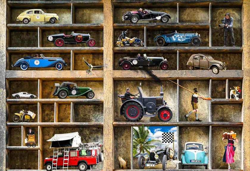 Collection de véhicules anciens et modernes, tracteur, figurines humaines, dans une structure en bois Collection de véhicules anciens et modernes, tracteur, figurines humaines, dans une structure en bois