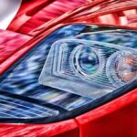 Phare avant d'une voiture rouge, détail lumineux et design