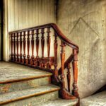 Escalier avec rampe en bois et mur en béton