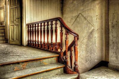Escalier avec rampe en bois et mur en béton