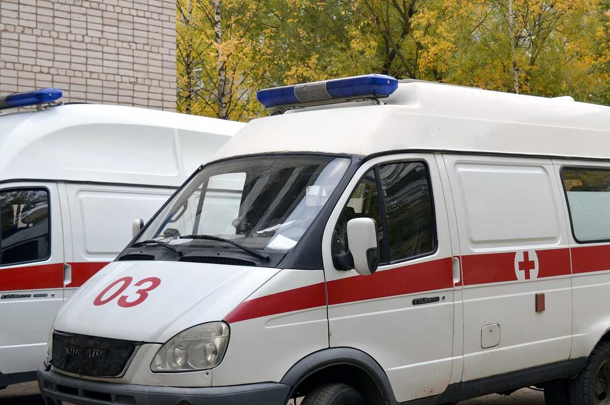 Deux ambulances blanches avec croix rouge et feux bleus
